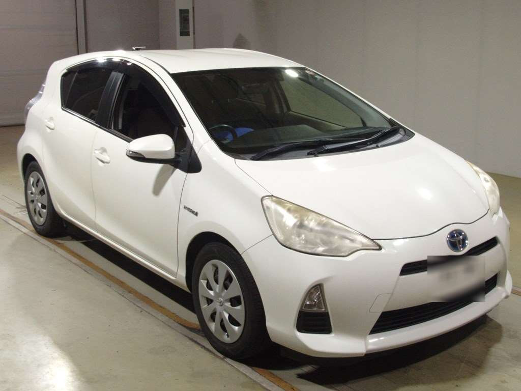 2013 Toyota Aqua NHP10[2]