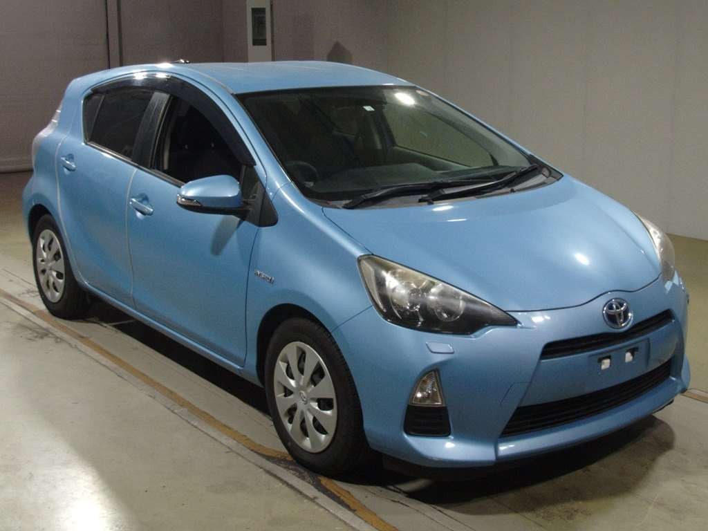 2013 Toyota Aqua NHP10[2]