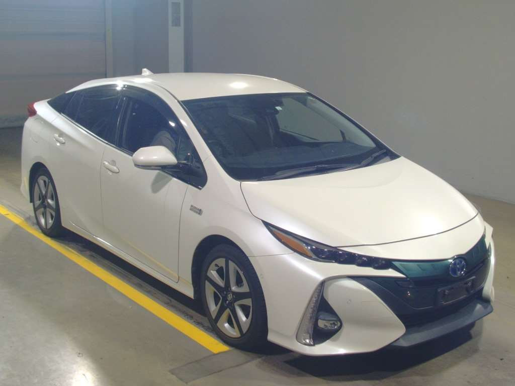 2019 Toyota Prius PHV ZVW52[2]