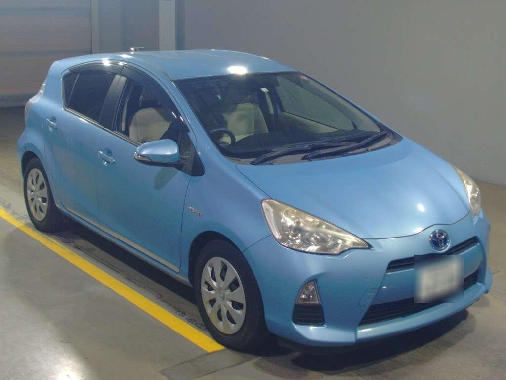 2012 Toyota Aqua NHP10[2]