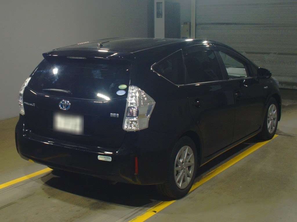 2013 Toyota Prius alpha ZVW41W[1]