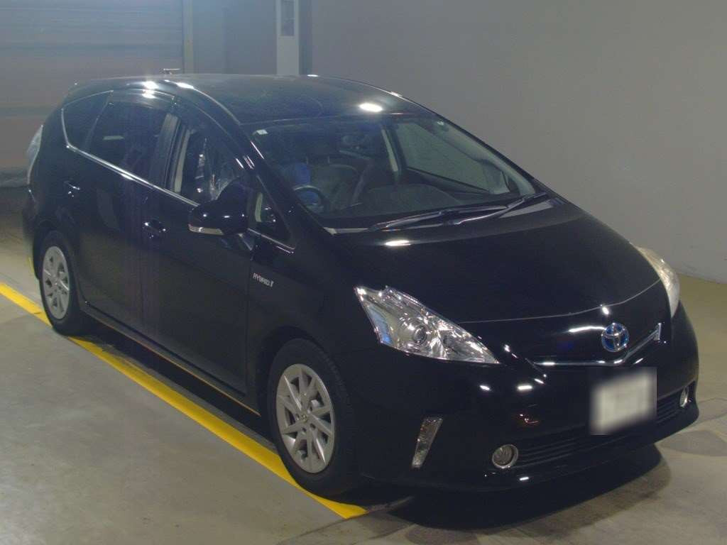 2013 Toyota Prius alpha ZVW41W[2]