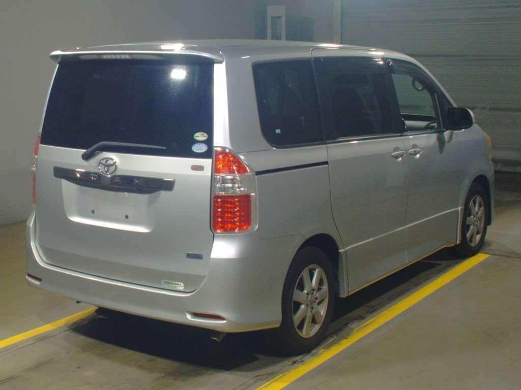 2008 Toyota Noah ZRR70W[1]