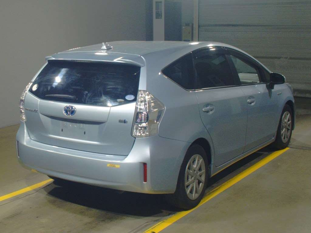 2011 Toyota Prius alpha ZVW41W[1]