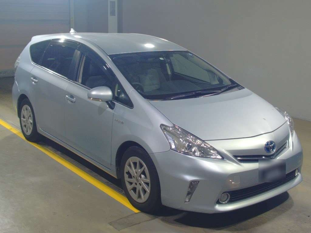 2011 Toyota Prius alpha ZVW41W[2]