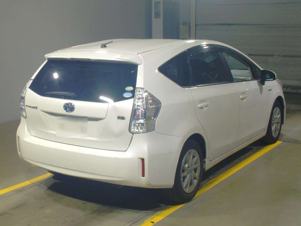 2012 Toyota Prius alpha ZVW41W[1]