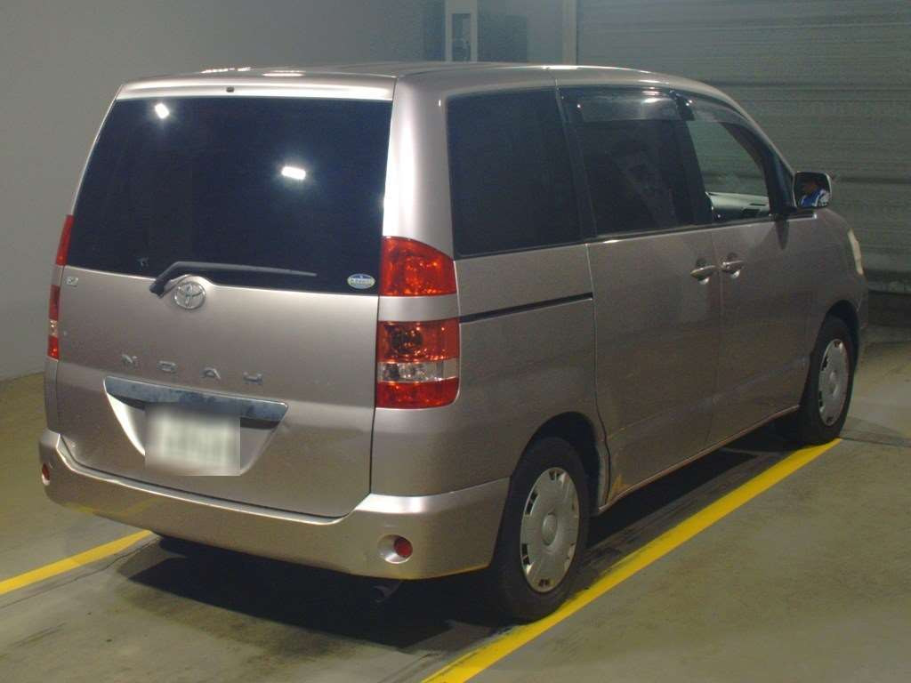 2004 Toyota Noah AZR60G[1]