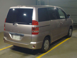 2004 Toyota Noah