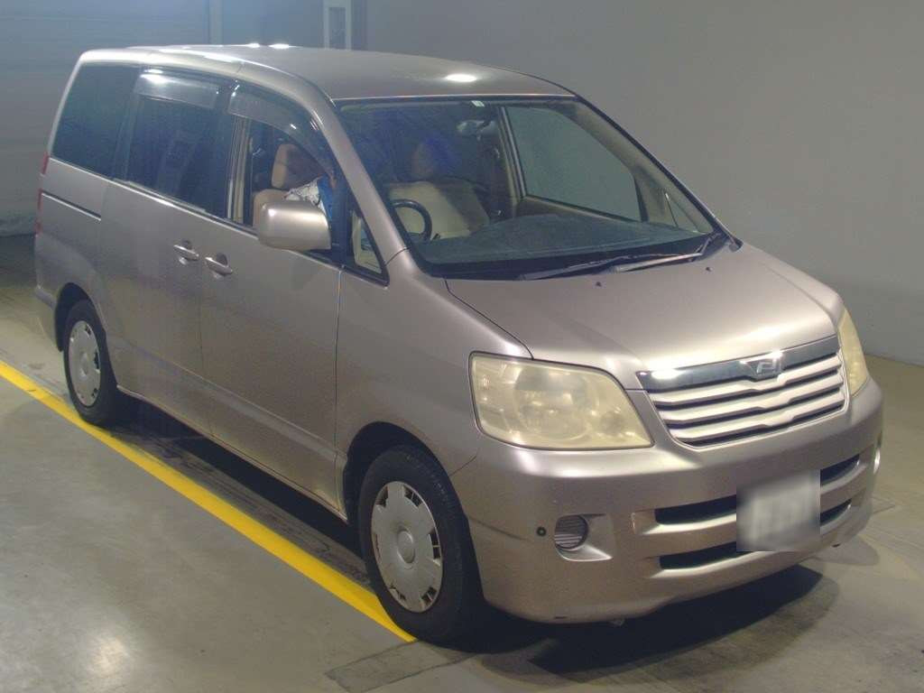 2004 Toyota Noah AZR60G[2]