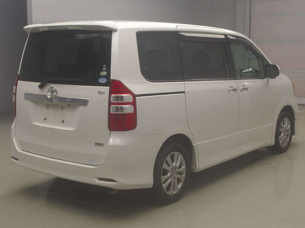 2011 Toyota Noah ZRR70W[1]