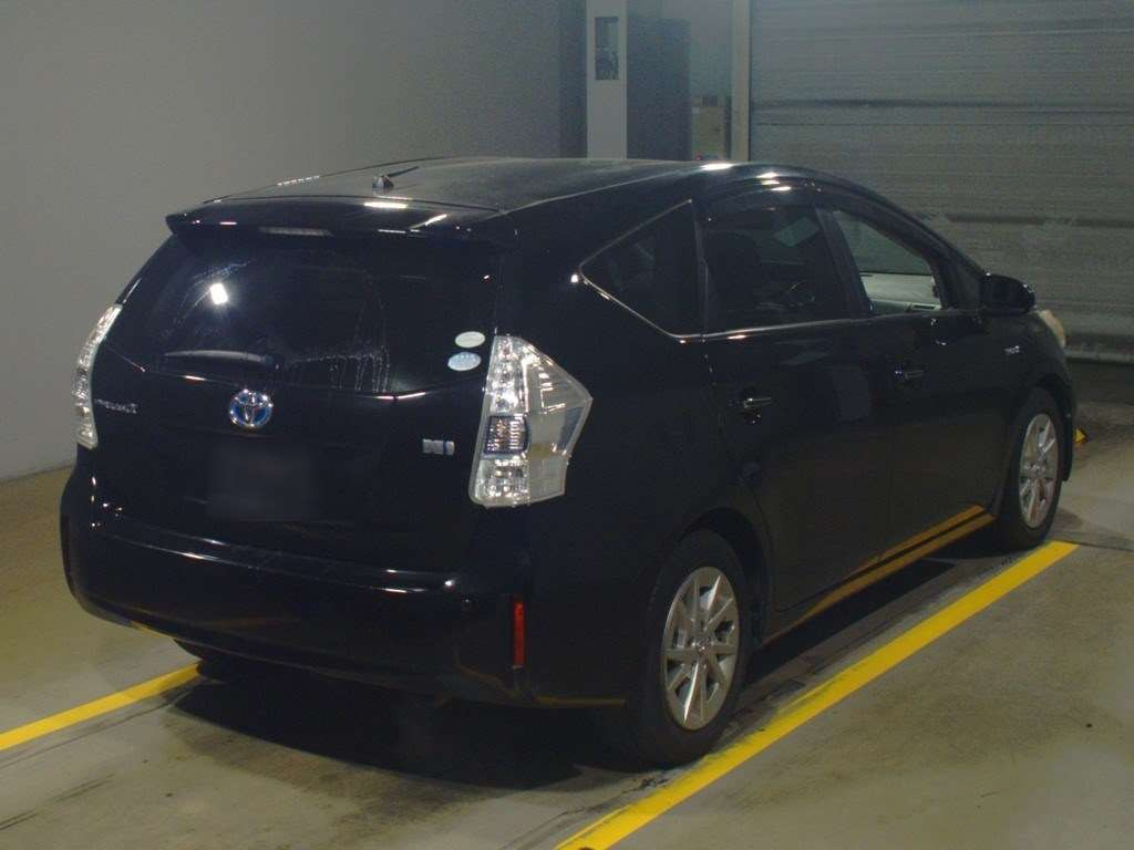 2011 Toyota Prius alpha ZVW41W[1]