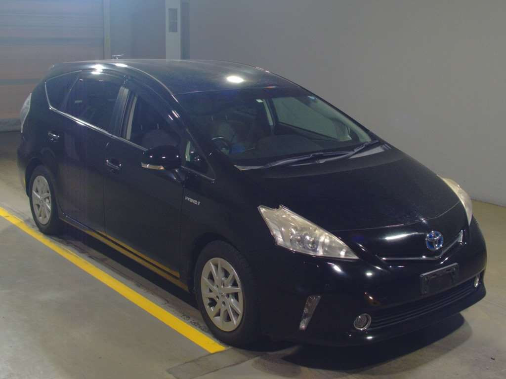 2011 Toyota Prius alpha ZVW41W[2]