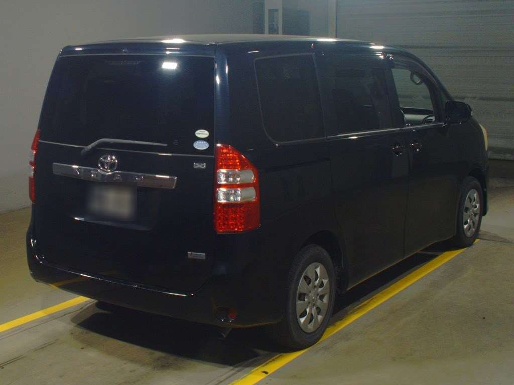 2010 Toyota Noah ZRR70G[1]