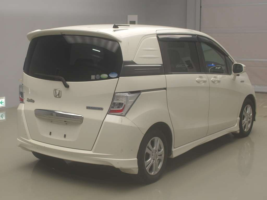 2012 Honda Freed spike hybrid GP3[1]