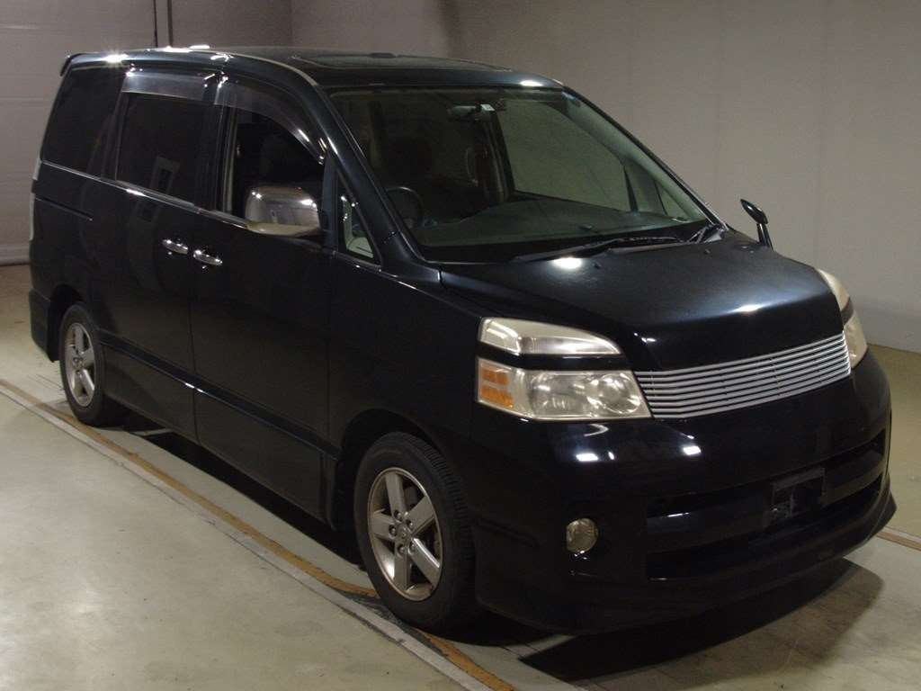 2005 Toyota Voxy AZR60G[2]