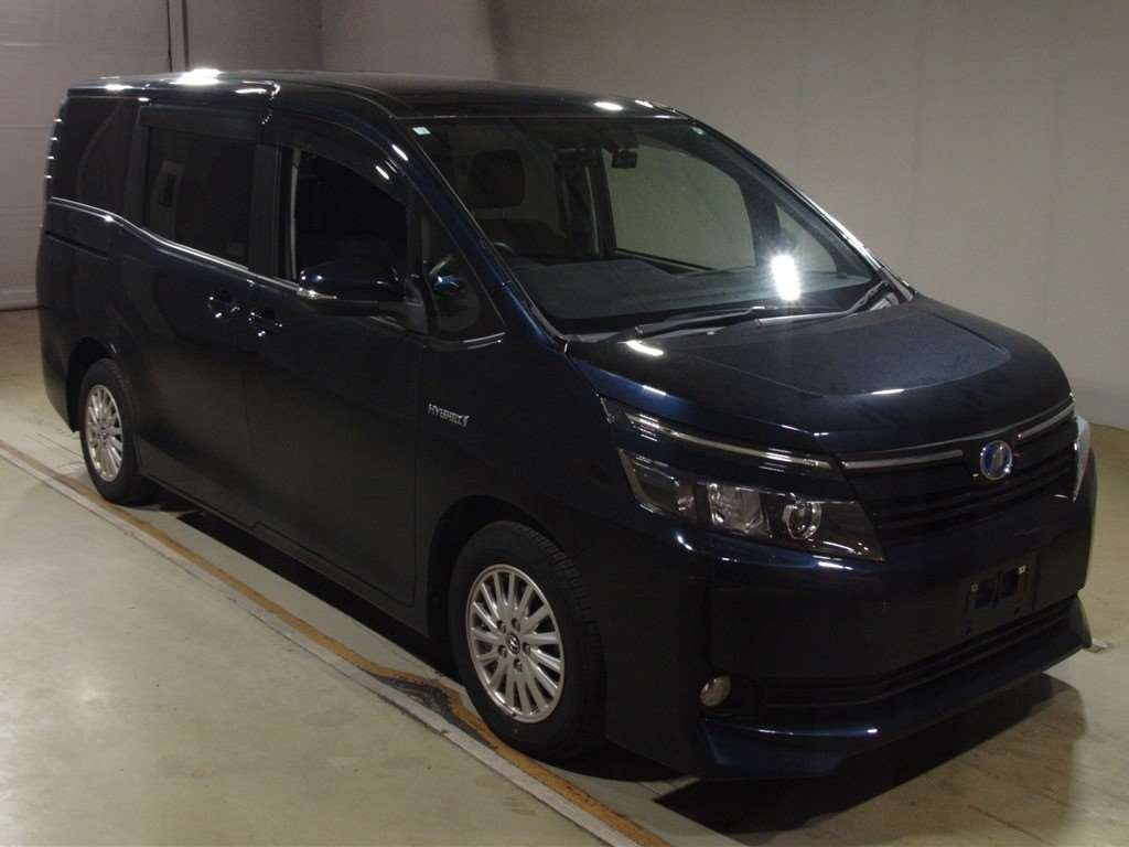 2014 Toyota Voxy ZWR80G[2]