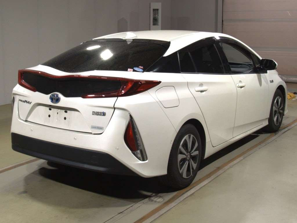 2018 Toyota Prius PHV ZVW52[1]