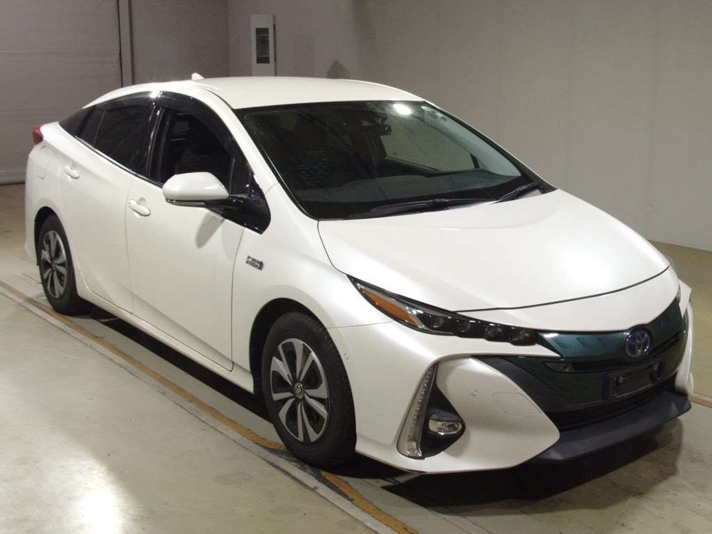 2018 Toyota Prius PHV ZVW52[2]