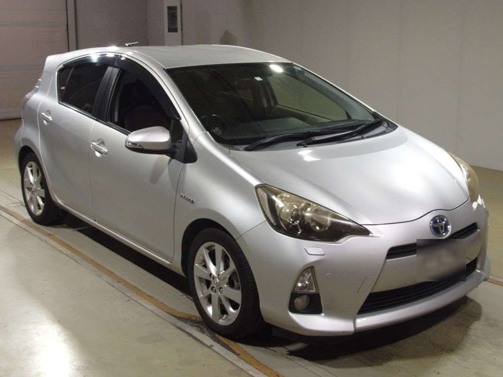 2012 Toyota Aqua NHP10[2]