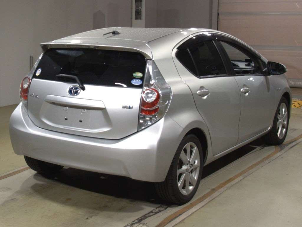 2014 Toyota Aqua NHP10[1]