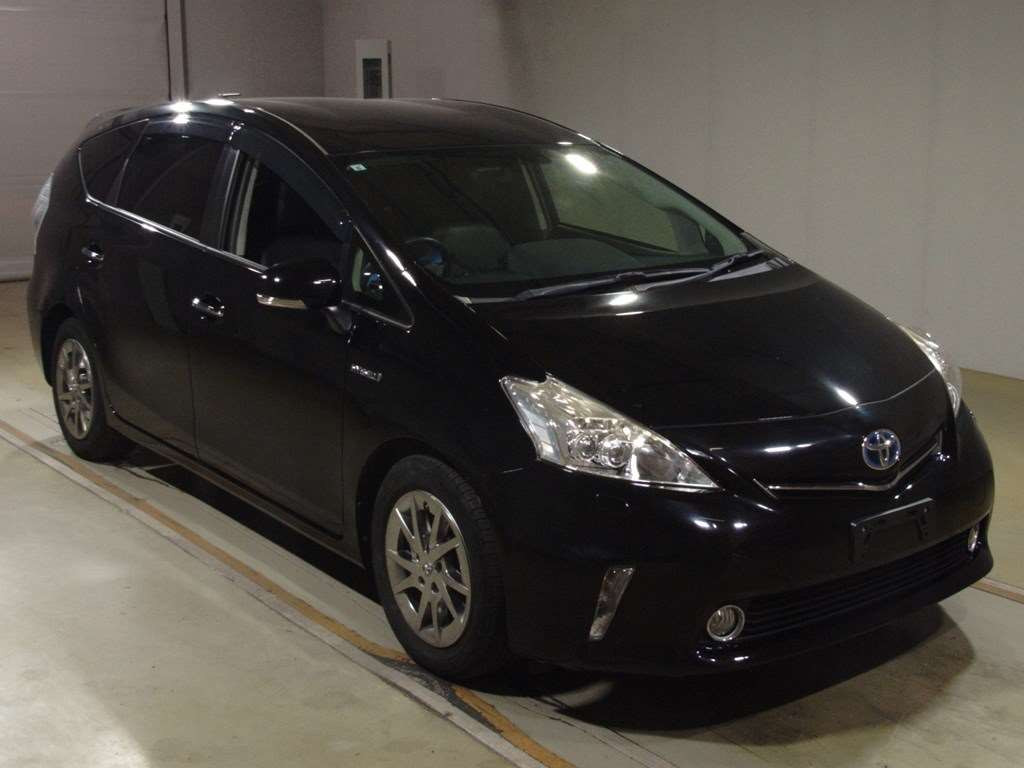 2015 Toyota Prius alpha ZVW41W[2]