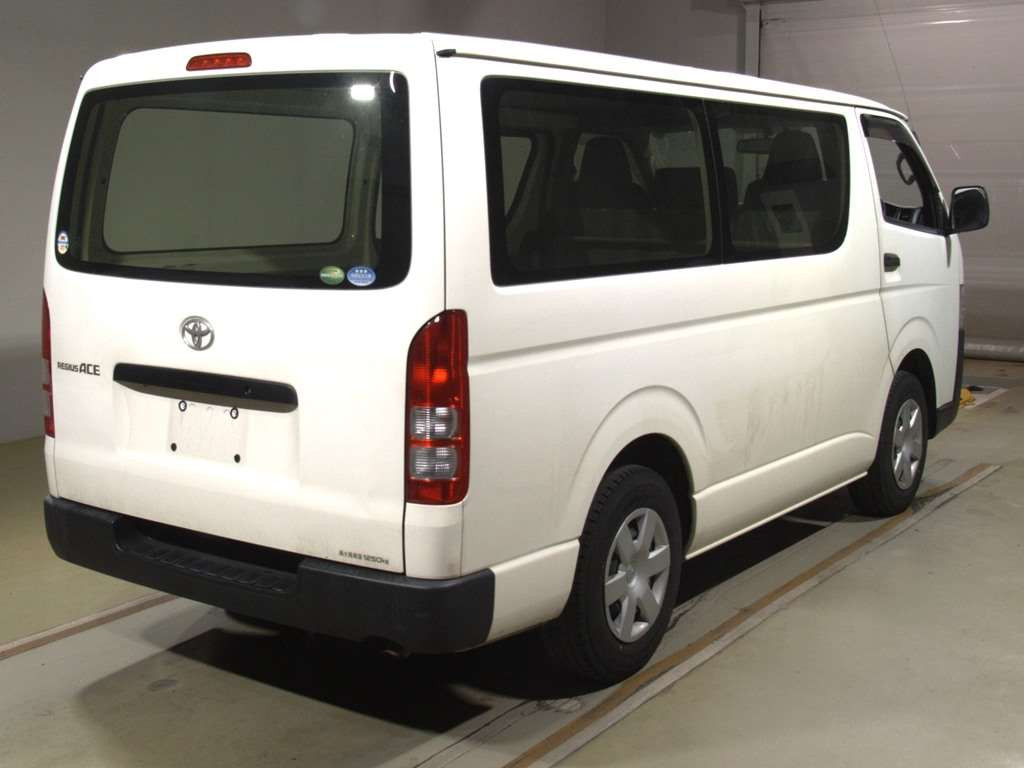 2018 Toyota Regiusace Van TRH200V[1]