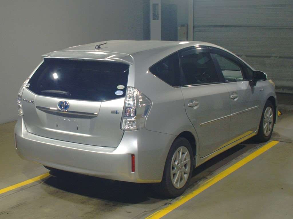 2011 Toyota Prius alpha ZVW40W[1]