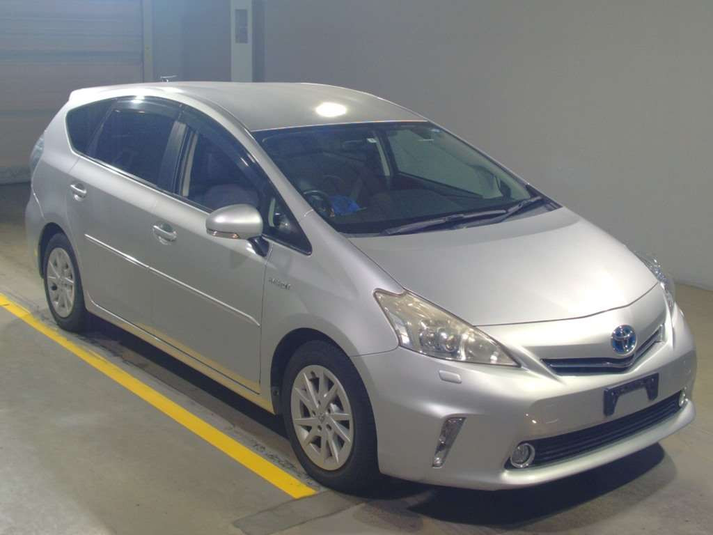 2011 Toyota Prius alpha ZVW40W[2]