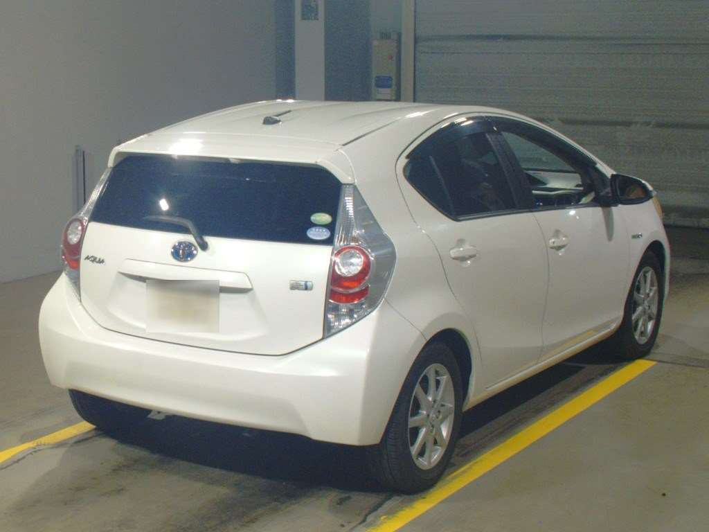 2012 Toyota Aqua NHP10[1]