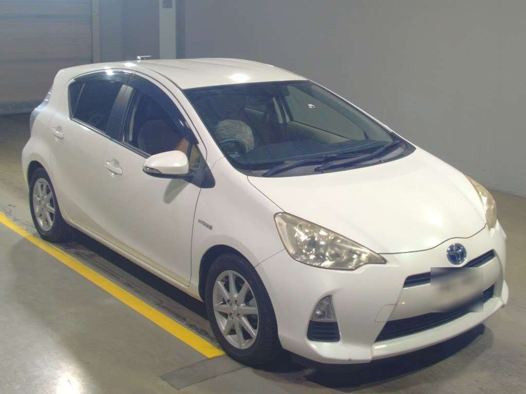 2012 Toyota Aqua NHP10[2]