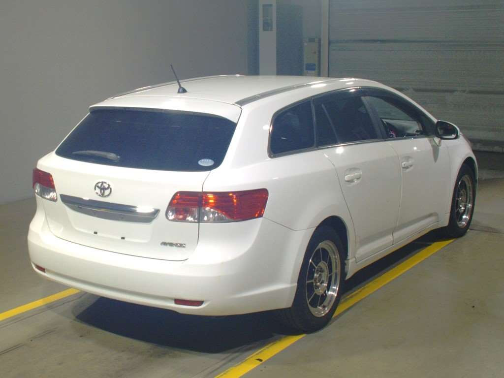 2013 Toyota Avensis Wagon ZRT272W[1]