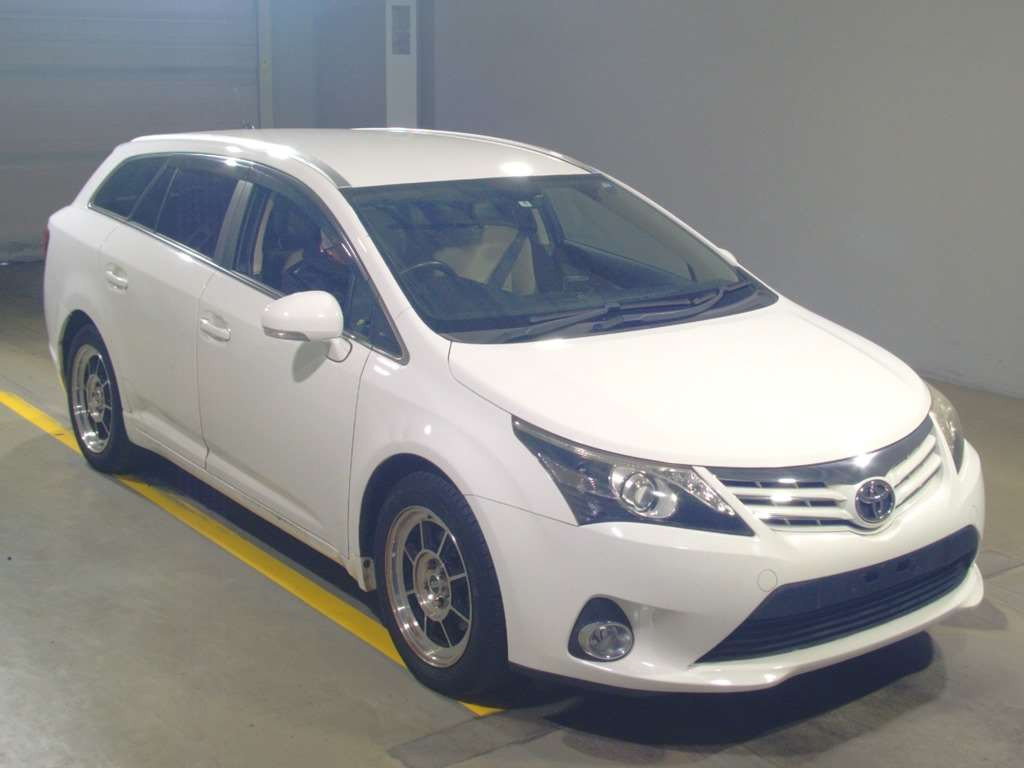 2013 Toyota Avensis Wagon ZRT272W[2]