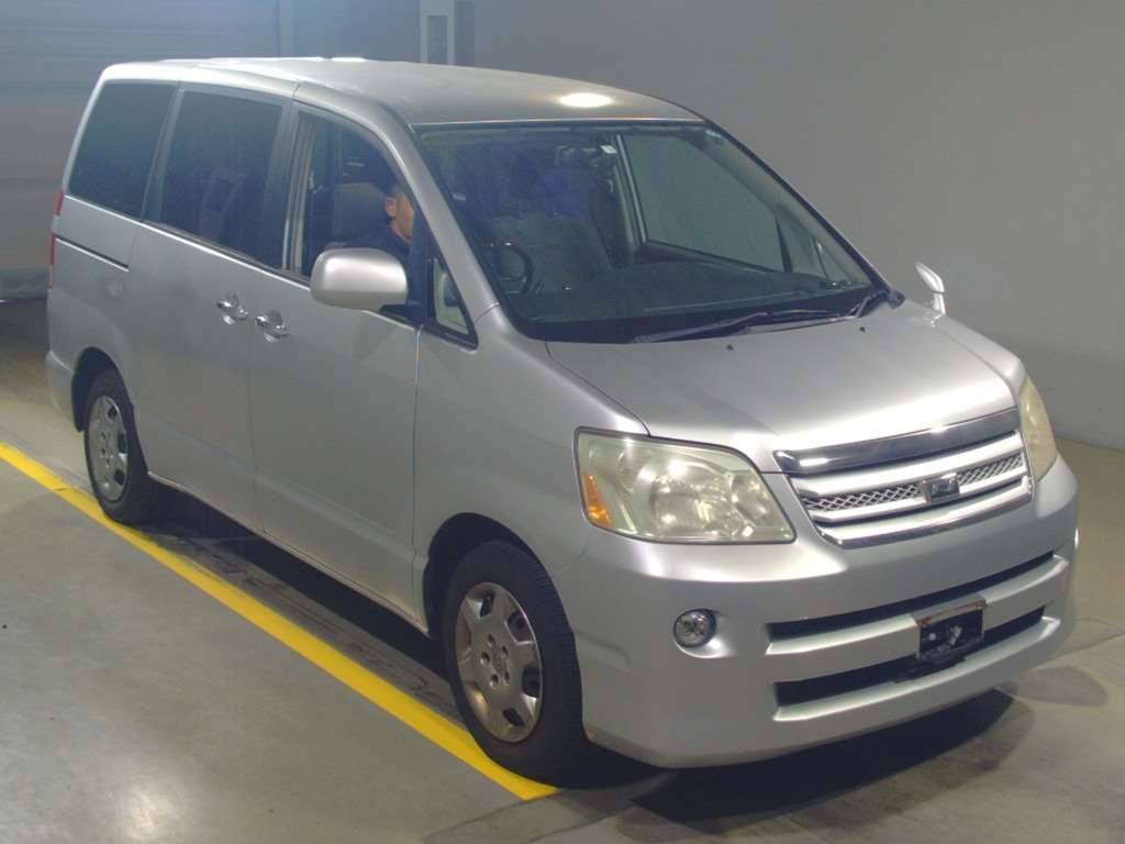 2006 Toyota Noah AZR60G[2]