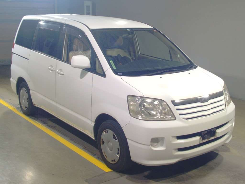 2001 Toyota Noah AZR60G[2]