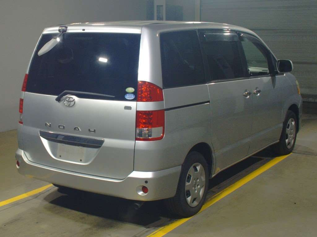 2005 Toyota Noah AZR60G[1]