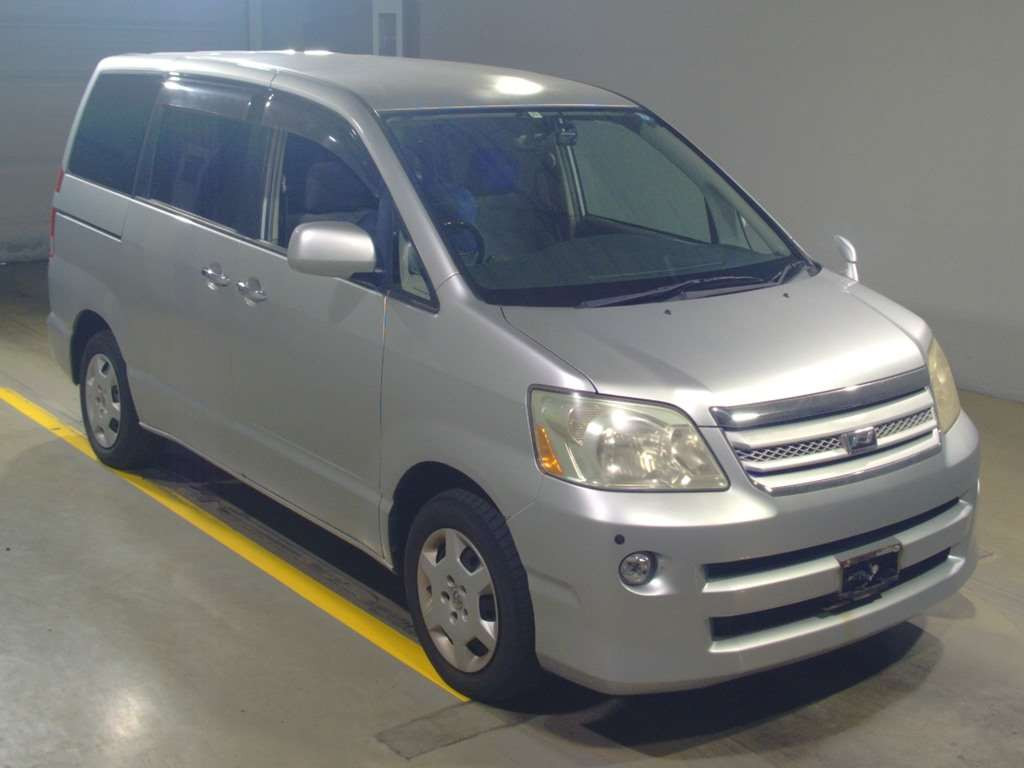 2005 Toyota Noah AZR60G[2]