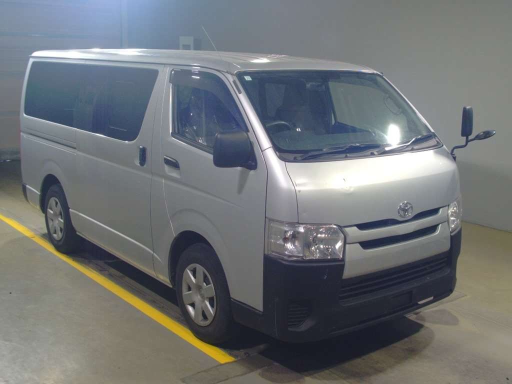 2017 Toyota Regiusace Van TRH200V[2]