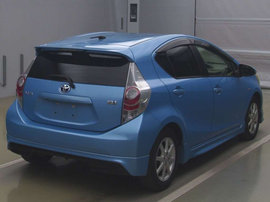 2012 Toyota Aqua NHP10[1]