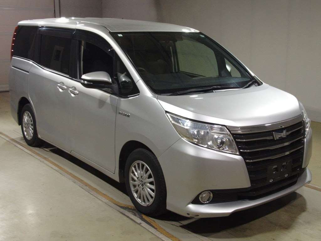 2015 Toyota Noah ZWR80G[2]