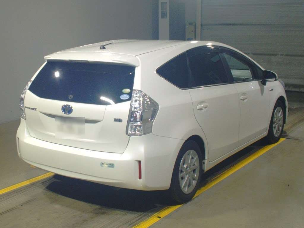 2011 Toyota Prius alpha ZVW40W[1]