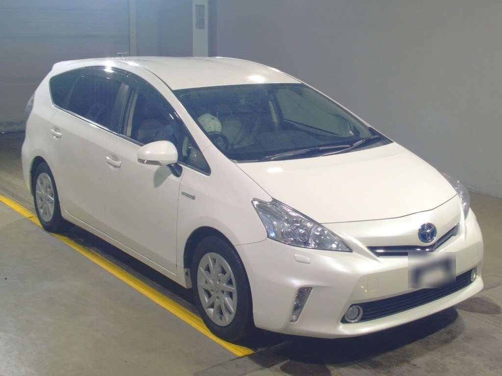 2011 Toyota Prius alpha ZVW40W[2]