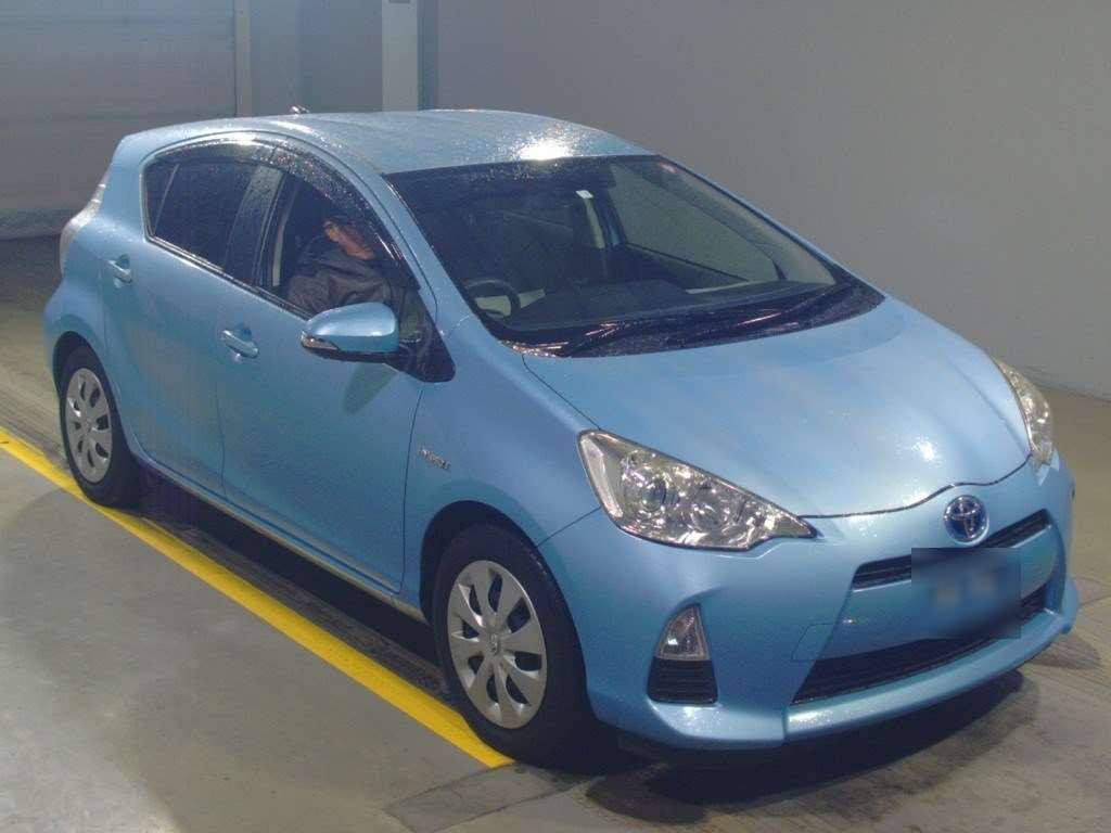 2014 Toyota Aqua NHP10[2]