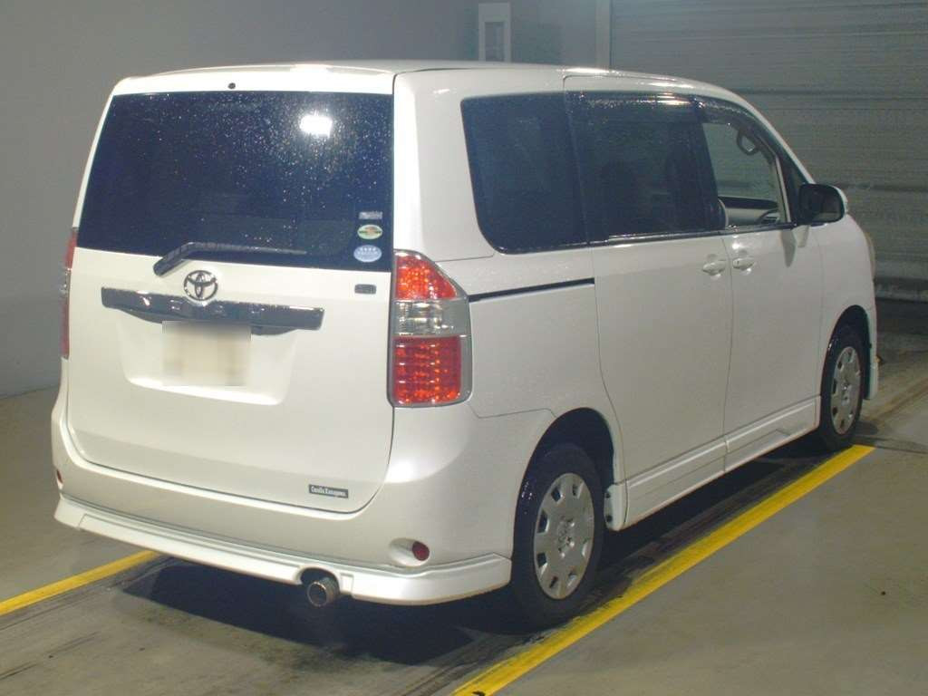 2007 Toyota Noah ZRR75G[1]