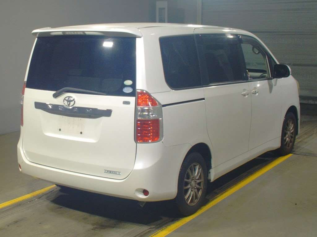 2008 Toyota Noah ZRR70G[1]