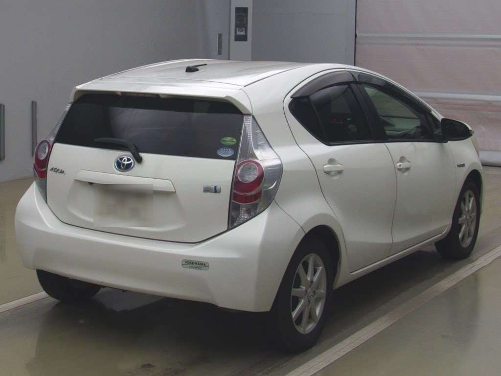 2013 Toyota Aqua NHP10[1]