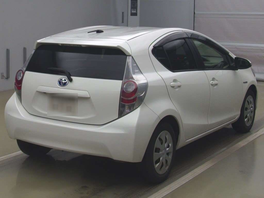 2012 Toyota Aqua NHP10[1]