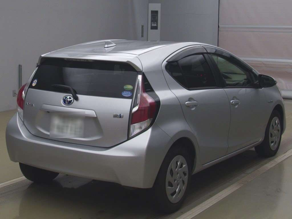 2016 Toyota Aqua NHP10[1]