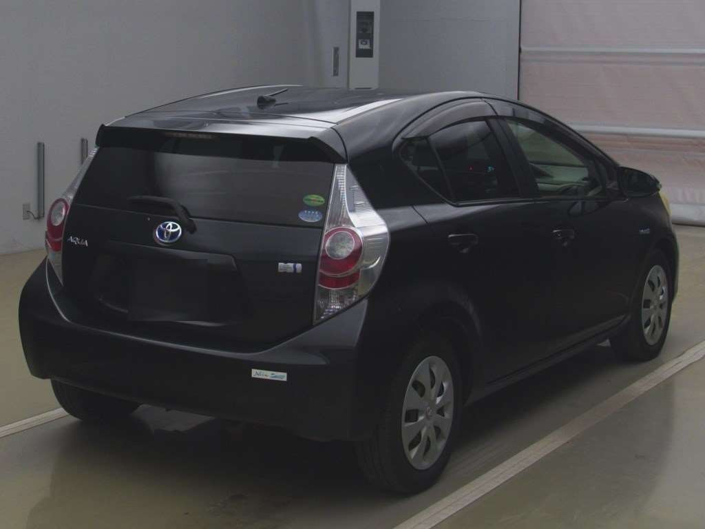 2013 Toyota Aqua NHP10[1]