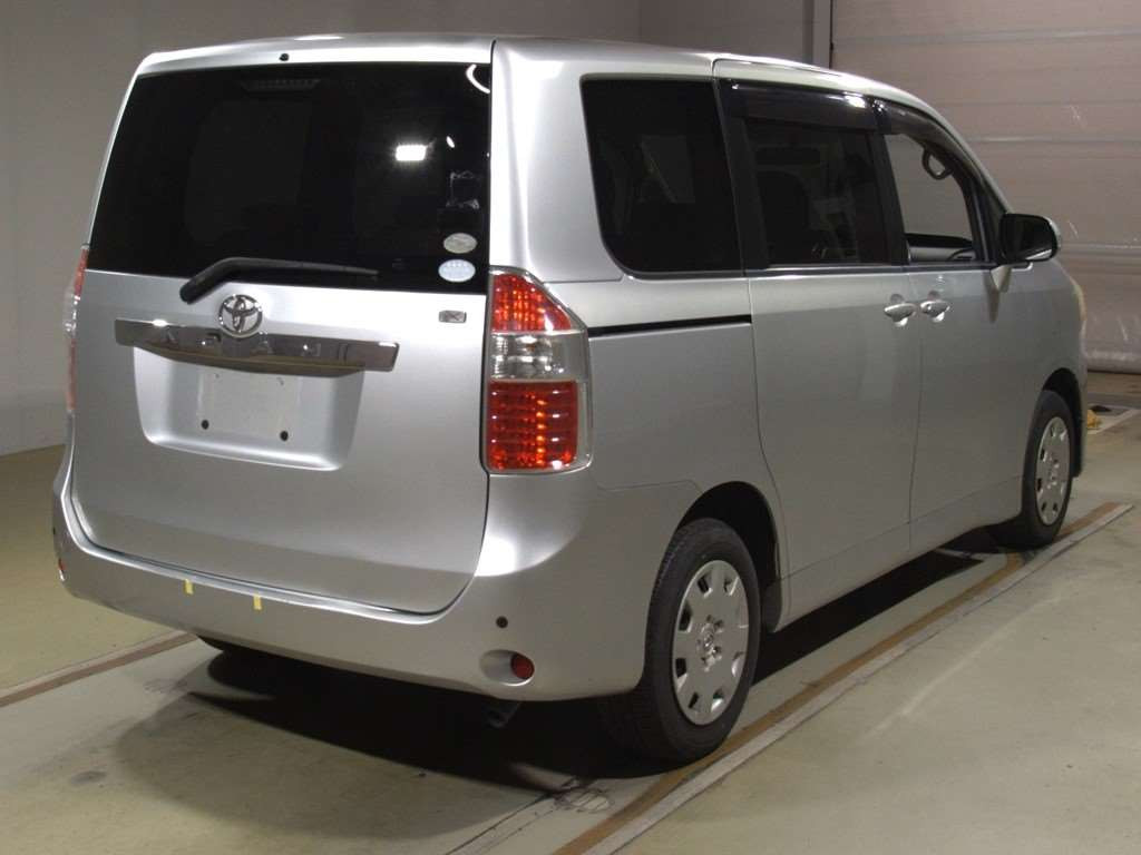 2007 Toyota Noah ZRR70G[1]