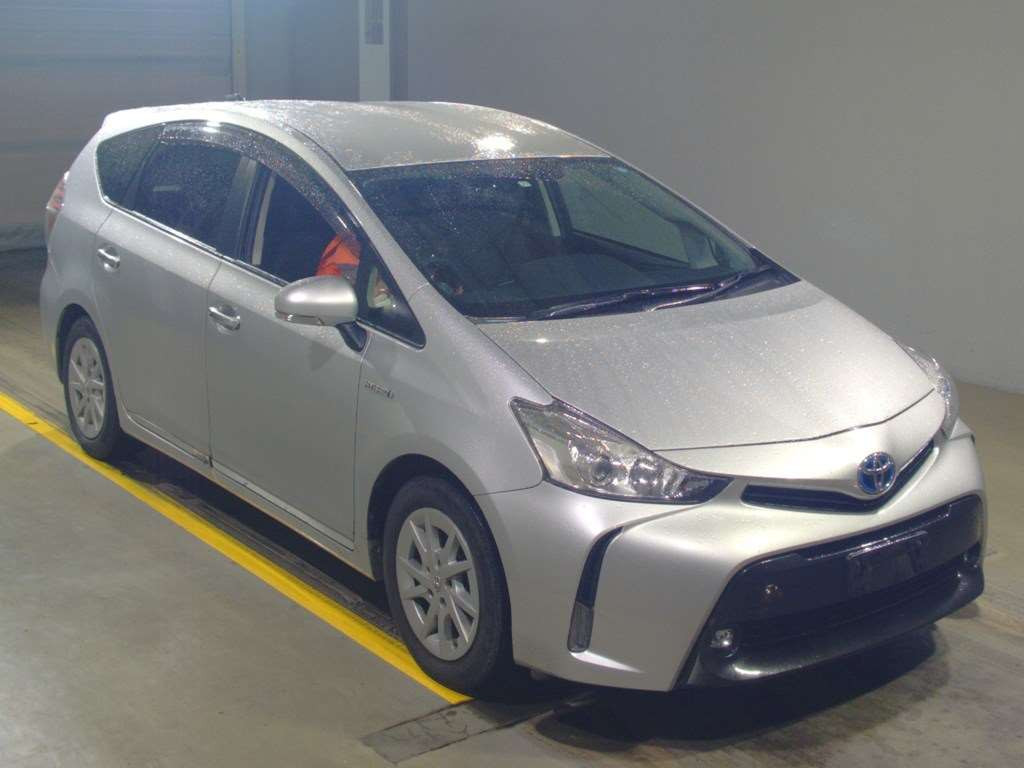 2015 Toyota Prius alpha ZVW41W[2]